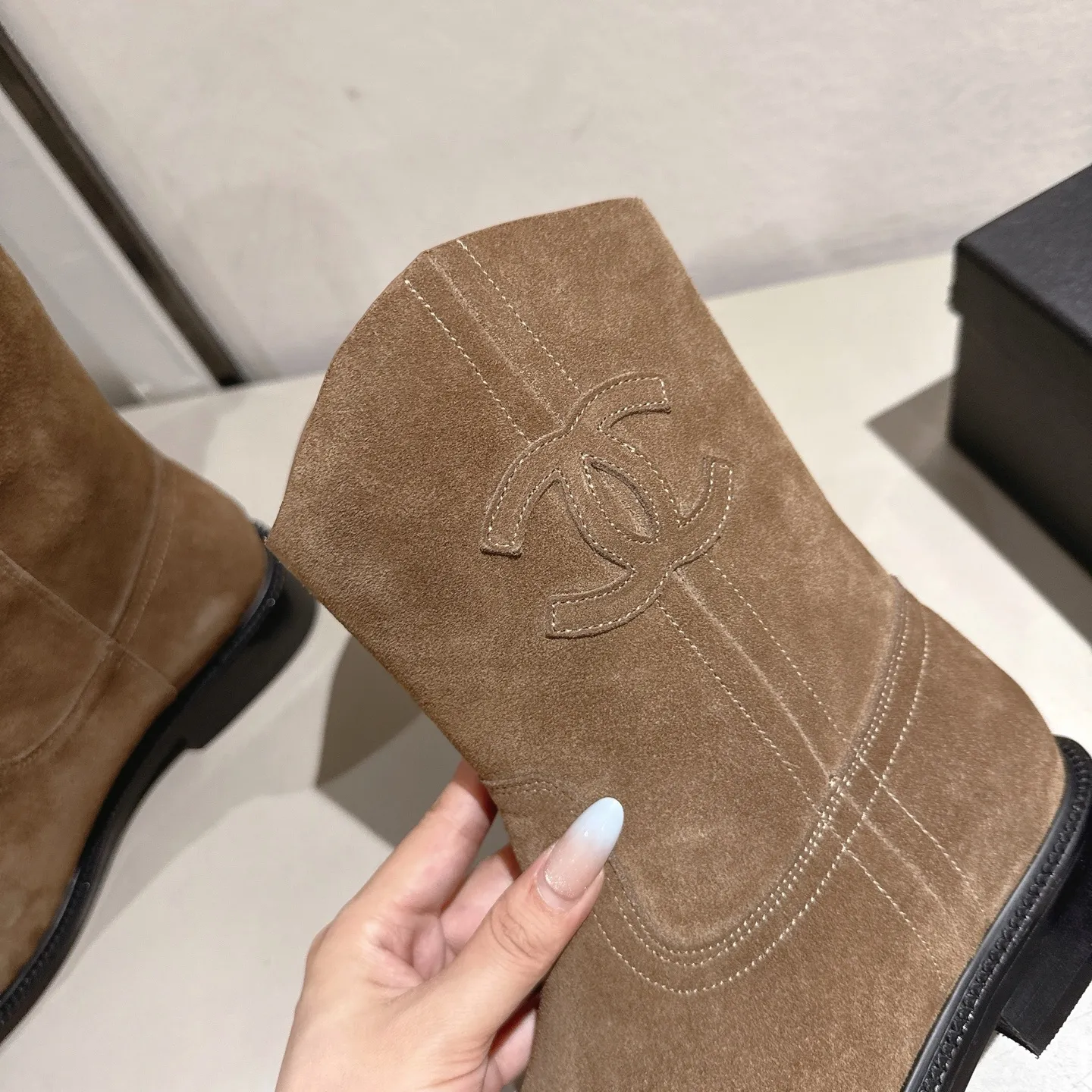 👟👟Ex-factory price 540👟👟 (Top version) CHANEL Chanel* Xiaoxiang new autumn and winter letter knight boots. This knight boot is really a representative of handsome fashion. The boots are decorated with Chanel letters, low-key yet luxurious! Simple, fashionable, individual and grand! The natural and smooth beauty has a beauty that is stunning in time. You should also show off your long legs in winter ~ Upper: imported calfskin Lining: water-dyed cowhide lining Heel height: about 3cm Size: 35-39 (40, 41 customization is not returnable)
